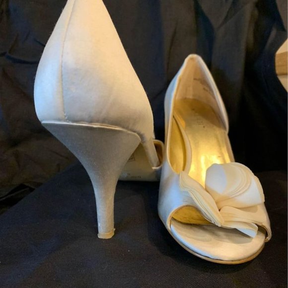 Nine West white satin heels - Picture 2 of 4